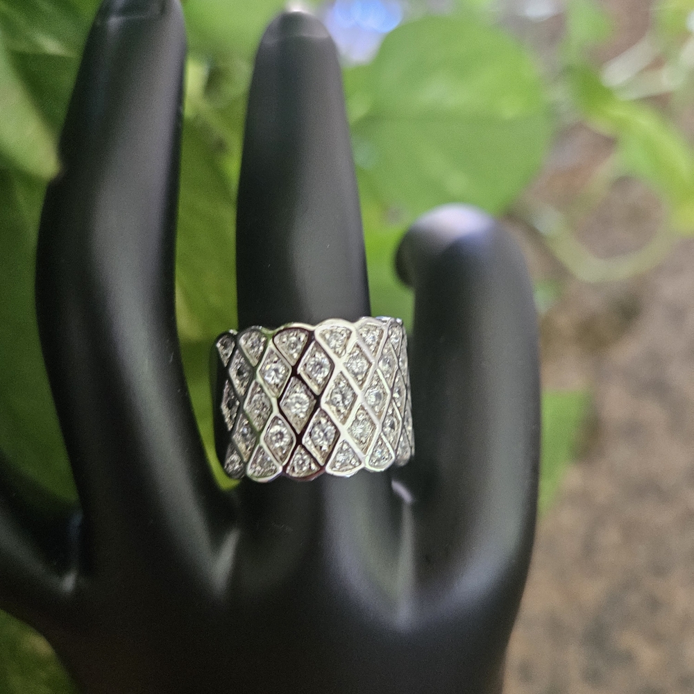 Elegant Silver 925 Stamped Untested Crystal Pattern Ring Size 7